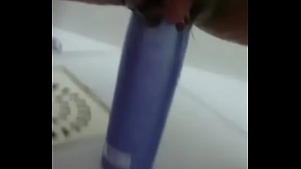 Obejrzyj Stuffing the shampoo into the pussy and the growing clitorisnowe klipy