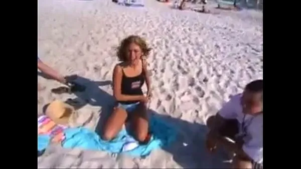 Titta på Girl strips naked in front of friends showing her sexy färska klipp