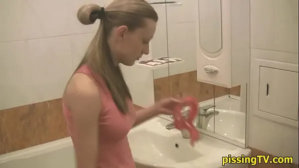 Se Girl pisses sitting in the toilet friske klip