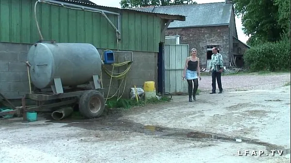 Se French mature gets her ass fucked hard by grandpa and his farm friends friske klip