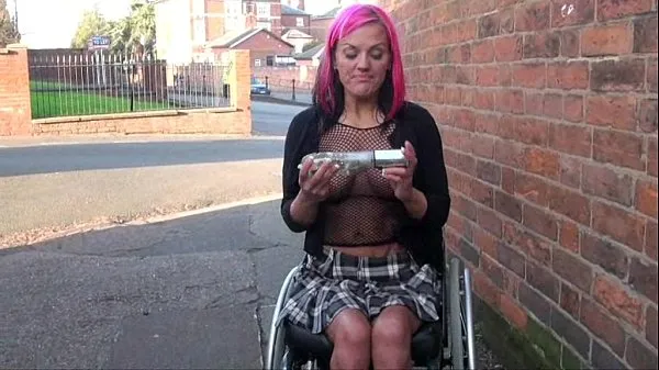 Titta på Redhead wheelchair bound babe Leah Caprice flashing and masturbating in public färska klipp