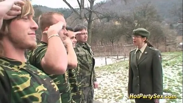 Tonton military lady gets soldiers cum Klip baru