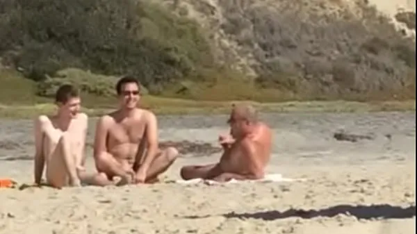 Посмотрите Парней застукали за дрочкой на нудистском пляже свежие клипы