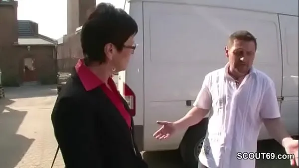 Tonton German Short Hair Mature Bailiff Seduce to Fuck Outdoor on Car by Big Dick Client Klip baru