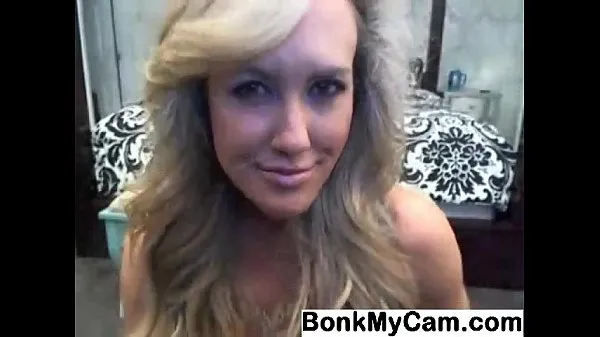 Oglejte si Sexy MILF with big boobs on webcam sveže posnetke