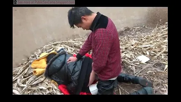 Titta på Chinese Couple Fucks In Public färska klipp