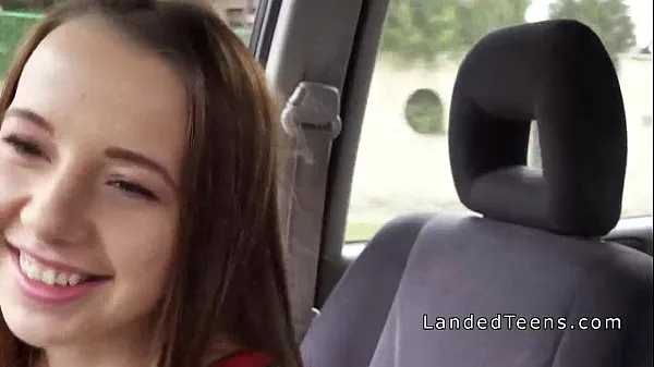 Bekijk Cute teen hitchhiker sucks cock in car nieuwe clips