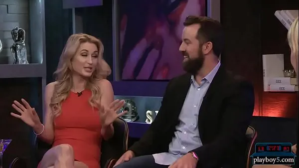 Titta på Talk show about sex talks about having sex in public färska klipp