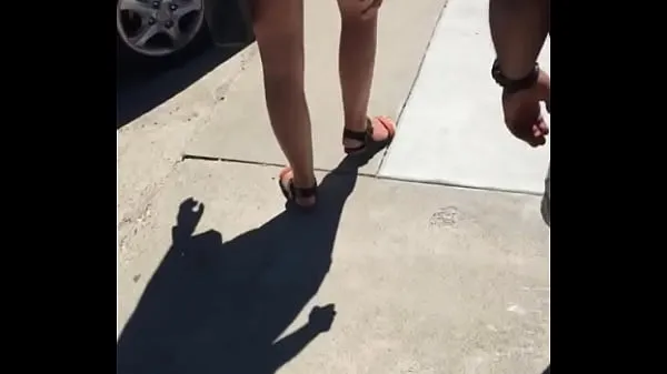Se Sexy girl in booty shorts walking voyeur friske klip