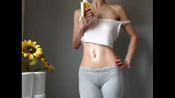 دیکھیں Fitness girl shows her perfect body تازہ تراشے