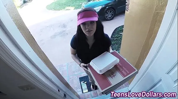 شاهد Real pizza delivery teen fucked and jizz faced for tip in hd مقاطع جديدة