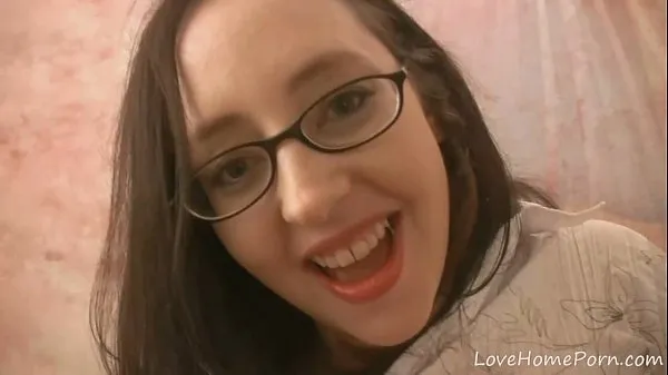 Bekijk Nerdy sweetheart goes wild and gives a blowjob nieuwe clips