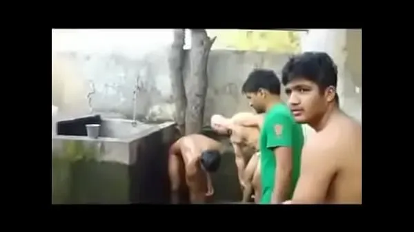 Se hot indian bath gay ferske klipp