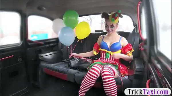 Titta på Gal in clown costume fucked by the driver for free fare färska klipp