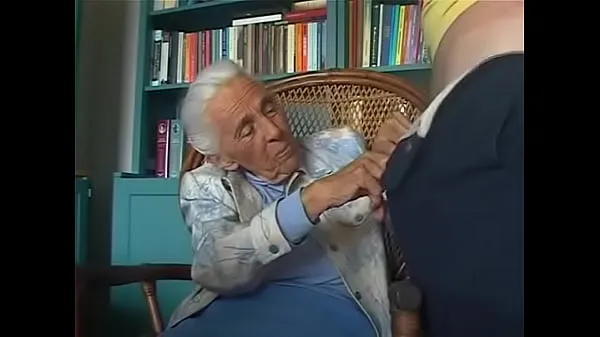 Tonton 92-years old granny sucking grandson Klip baru