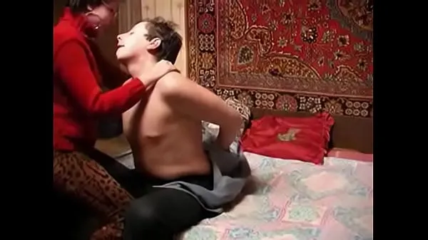 Obejrzyj Russian mature and boy having some fun alonenowe klipy