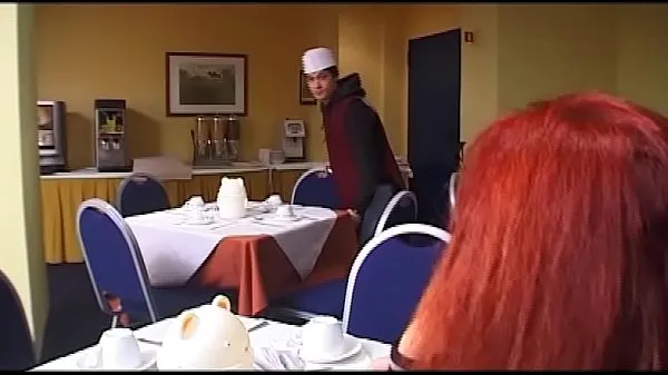 Oglejte si Old woman fucks the young waiter and his friend sveže posnetke