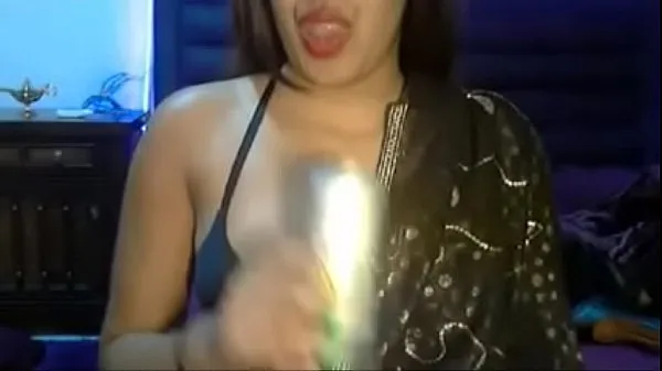 Tonton busty indian chick stripping saree on cam fingering Klip baru