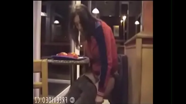 Se Girl Pees on Fast Food Floor friske klip