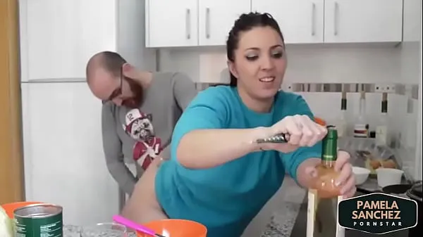 Obejrzyj Fucking in the kitchen while cooking Pamela y Jesus more videos in kitchen in pamelasanchez.eunowe klipy