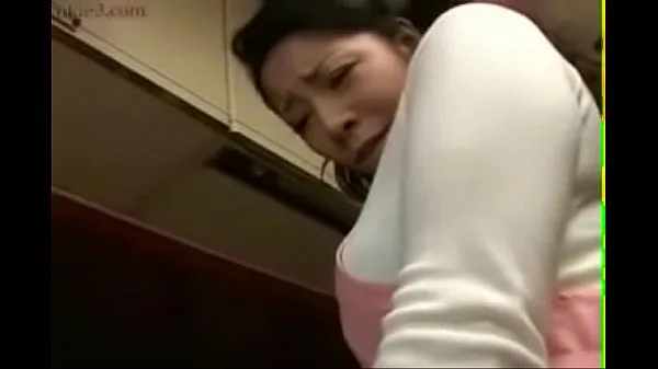 Titta på Japanese Wife and Young Boy in Kitchen Fun färska klipp