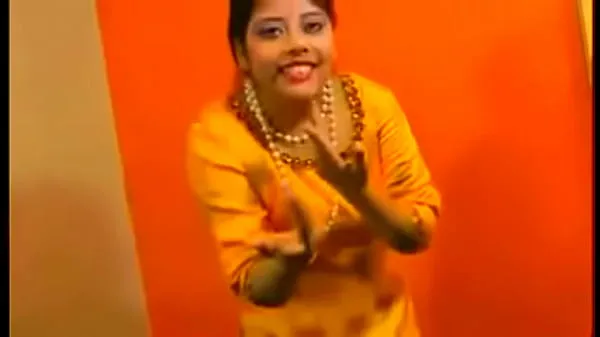 Oglejte si Desi Indian Wife Rupali Bhabhi Nude Tease sveže posnetke