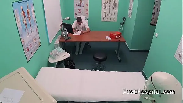 Titta på Doctor filming sex with blonde patient färska klipp