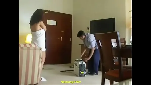 Se Indian Bhabhi flashing towel room service friske klip