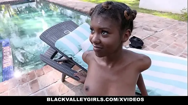 Посмотрите BlackValleyGirls - горячая чернокожая тинка (Daizy Cooper) трахается с тренером по плаванию свежие клипы