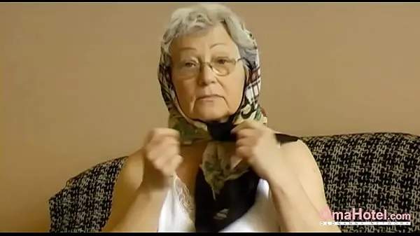 OmaHoteL Horny Grandma Toying Her Hairy Pussy개의 새로운 클립 보기