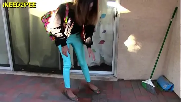 Tonton New girls pissing their pants in public real wetting 2018 Klip baru