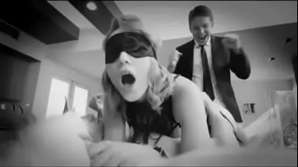 Bekijk Blindfolded hotwife sharing with friend and doble penetration nieuwe clips