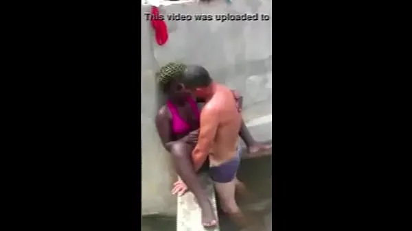 Se tourist eating an angolan woman ferske klipp