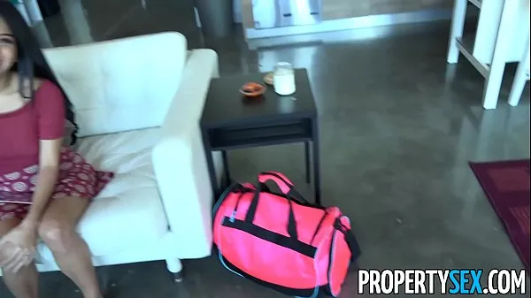 Obejrzyj PropertySex - Horny couch surfing woman takes advantage of male hostnowe klipy