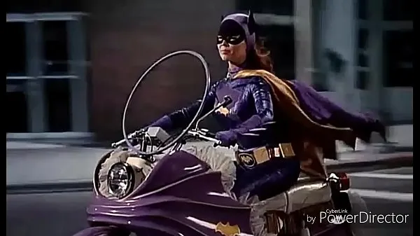 观看Batgirl Begins个新剪辑