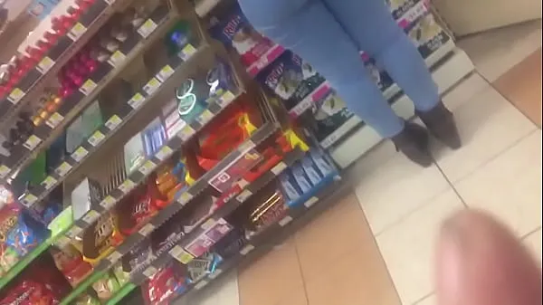 Bekijk Candid slow mo video Mexican booty at gas station Pt 2 nieuwe clips