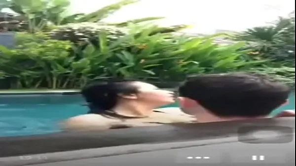 Tonton Indonesian fuck in pool during live Klip baharu