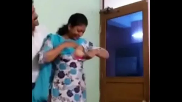 دیکھیں Indian giving joy to his friend تازہ تراشے