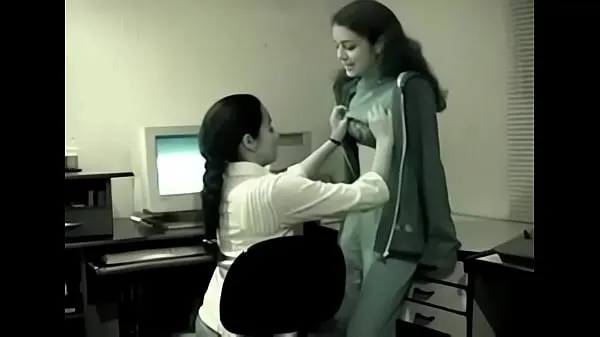 Two young Indian Lesbians have fun in the office 個の新鮮なクリップを見る