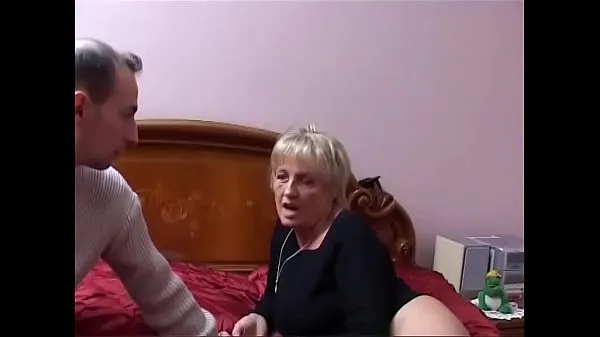 Obejrzyj Two mature Italian sluts share the young nephew's cocknowe klipy
