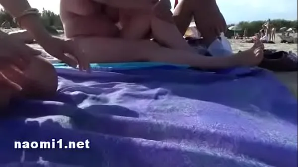 Guarda su una coppia scambista spiaggia pubblicanuovi clip
