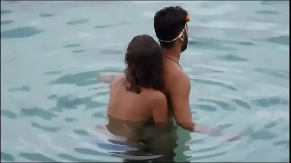 Tonton Girl gives her man a reacharound in the ocean at the beach - full video xrateduniversity. com Klip baharu
