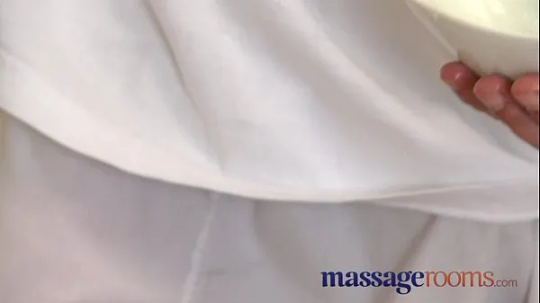 دیکھیں Massage Rooms Mature woman with hairy pussy given orgasm تازہ تراشے