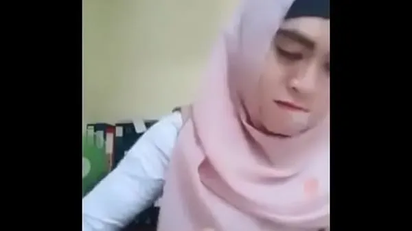 Titta på Indonesian girl with hood showing tits färska klipp