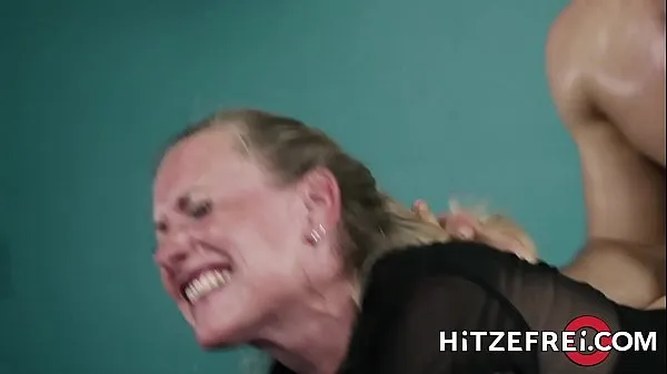 HITZEFREI Blonde German MILF fucks a y. guy Yeni Klipleri izleyin