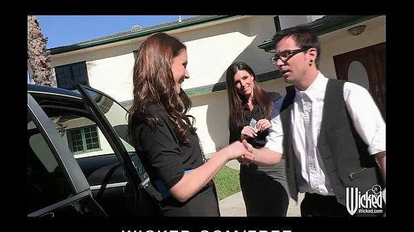 Obejrzyj Pair of sisters bribe their car salesman into a threesomenowe klipy