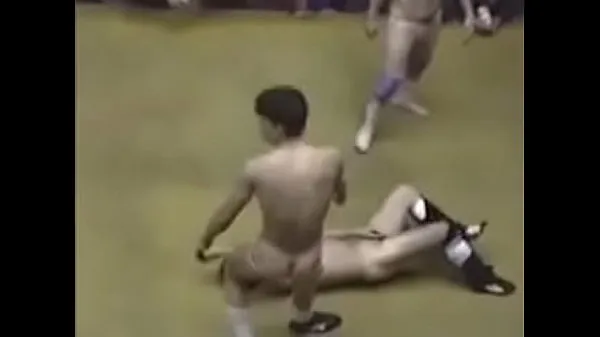 Titta på Crazy Japanese wrestling match leads to wrestlers and referees getting naked färska klipp