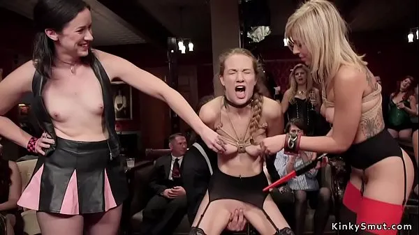 Bekijk Blonde slut anal tormented at orgy party nieuwe clips