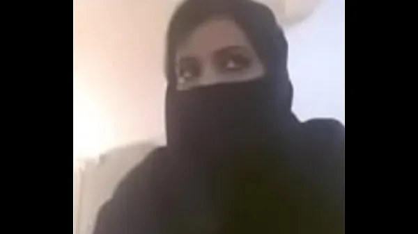 Katso Muslim hot milf expose her boobs in videocall tuoretta leikettä
