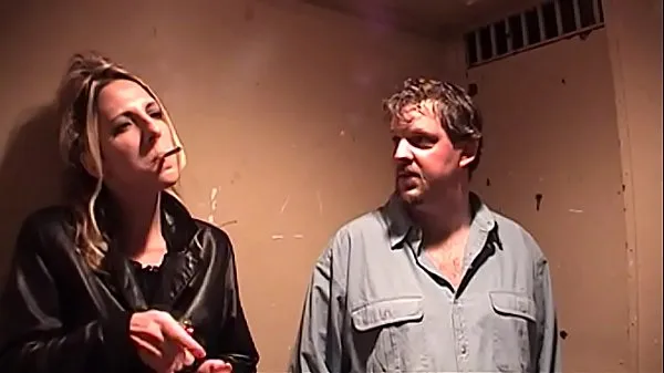 Sledujte Marie Madison Smokes and Sucks in Public Elevator nových klipů